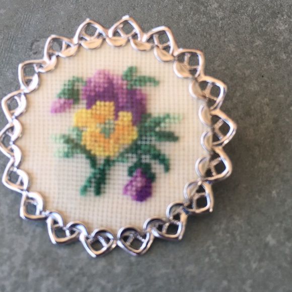 3/$10 Flower brooch pin needle point flower silver - Picture 11 of 13